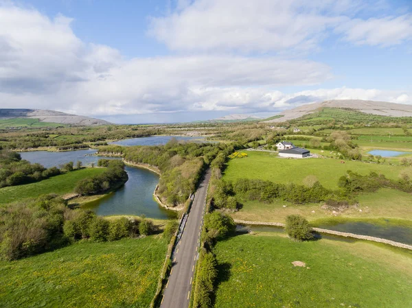 Vue aérienne du magnifique paysage naturel de la campagne irlandaise depuis le parc national Burren dans le comté de Clare Irlande — Photo