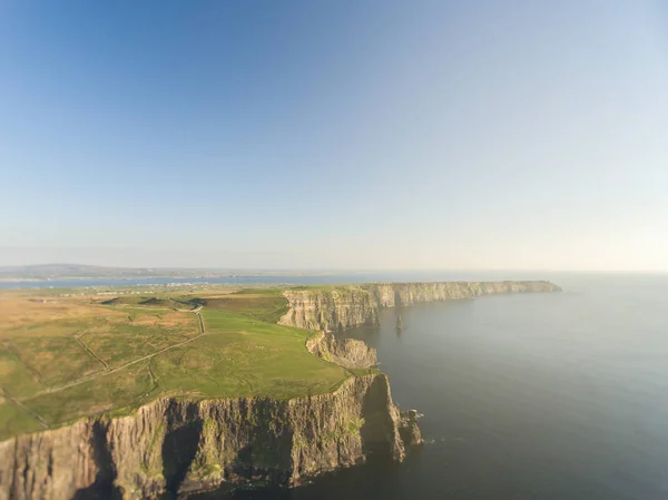 Épica aérea desde los acantilados de Moher en el condado Clare Irlanda. La atracción turística número 1 de Irlanda. hermoso paisaje paisajístico irlandés . —  Fotos de Stock