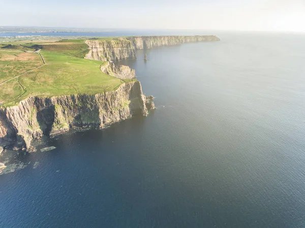 从克莱尔郡爱尔兰莫赫悬崖空中史诗。爱尔兰的头号旅游胜地。美丽的风景爱尔兰乡村景观. — 图库照片