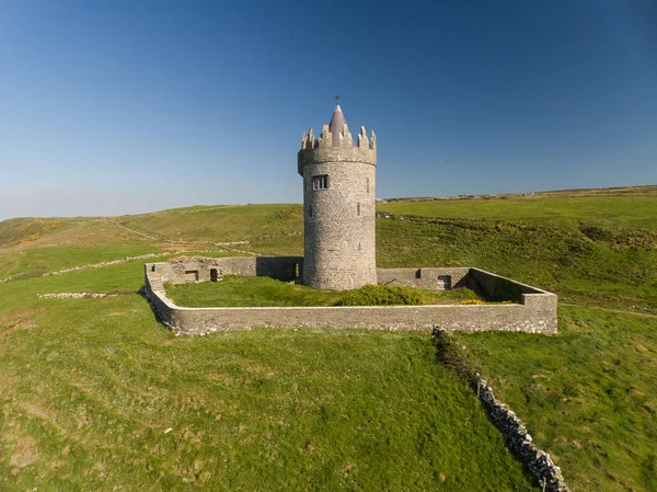 Luchtfoto van een oud Iers kasteel in doolin county clare, Ierland — Stockfoto