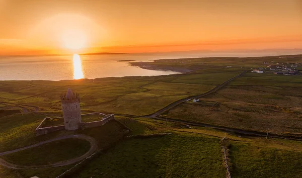Felülnézet-ból egy régi ír kastély naplemente-doolin county Clare, Írország — Stock Fotó
