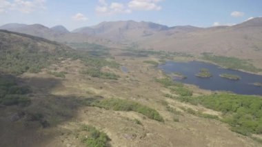 Kerry, county kerry, Ireland yüzükteki havadan görünümü Killarney Milli Parkı. epik hava doğal bir İrlandalı manzara. düz video profili.