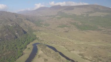 Kerry, county kerry, Ireland yüzükteki havadan görünümü Killarney Milli Parkı. epik hava doğal bir İrlandalı manzara. düz video profili.