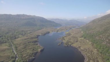 Kerry, county kerry, Ireland yüzükteki havadan görünümü Killarney Milli Parkı. epik hava doğal bir İrlandalı manzara. düz video profili.