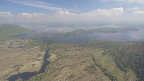 Vista aérea Parque Nacional de Killarney en el anillo de cerezo, condado de cerezo, Irlanda. aérea épica de un paisaje irlandés natural. perfil de vídeo plano . — Vídeos de Stock