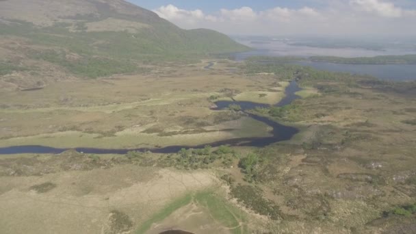 Vista aérea Parque Nacional de Killarney en el anillo de cerezo, condado de cerezo, Irlanda. aérea épica de un paisaje irlandés natural. perfil de vídeo plano . — Vídeo de stock