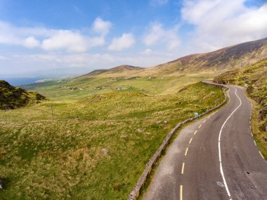 Yüzük Kerry, County Kerry, Ireland havadan görünümü Killarney Milli Parkı. Doğal İrlandalı kırsal manzara güzel doğal anteni. 
