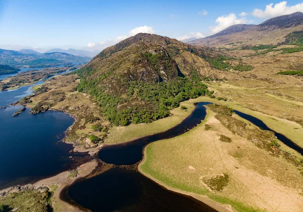 Vista aérea del Parque Nacional de Killarney en el Anillo de Kerry, Condado de Kerry, Irlanda. Hermosa antena escénica de un paisaje natural de campo irlandés . —  Fotos de Stock