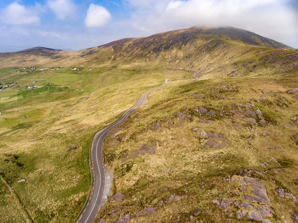 Vista aerea Killarney National Park sul Ring of Kerry, contea di Kerry, Irlanda. Bella aerea panoramica di un paesaggio naturale di campagna irlandese . — Foto Stock