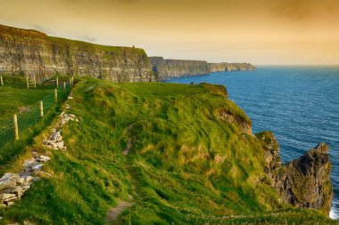 moher county clare İrlanda kayalıklarla epik görünümlerinden. İrlanda'nın 1 numaralı turistik. güzel manzaralı İrlandalı kırsal manzara vahşi Atlantik yol boyunca.