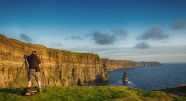 moher county clare İrlanda kayalıklarla epik görünümlerinden. İrlanda'nın 1 numaralı turistik. güzel manzaralı İrlandalı kırsal manzara vahşi Atlantik yol boyunca.