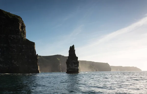 Storslagna vyer från klipporna i moher i grevskapet clare Irland. Irlands nummer 1 turistattraktion. vackra vackra irländska landsbygden landskap längs vilda Atlanten vägen. — Stockfoto