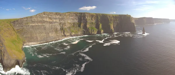 Aves olham vistas panorâmicas aéreas das falésias de moher na irlanda clare do condado. A atracção turística número 1 da Irlanda. bela paisagem paisagem paisagística irlandesa ao longo do caminho atlântico selvagem . — Fotografia de Stock