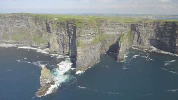 Ptasie oko ptaka z Klify Moheru w hrabstwie Clare. Epickie Irlandzki Seascape krajobraz w drodze dzikie atlantic. Pięknych malowniczych krajobrazów wiejskich w Irlandii. — Wideo stockowe