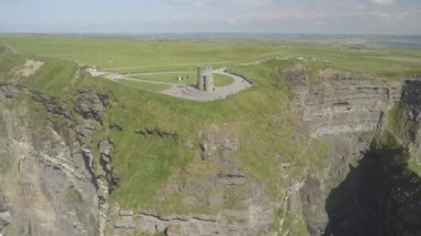 Kuşlar Moher kayalıklarla County Clare, İrlanda'dan havadan görünümü göz. Epik İrlandalı manzara deniz yaban Atlantik yol boyunca. Güzel doğal kırsal kırsal İrlanda.
