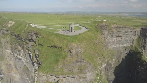 鳥の目クレア州、アイルランドのモハーの断崖から空撮。野生の大西洋の道に沿って壮大なアイルランドの風景海。アイルランドの美しい風光明媚な田舎. — ストック動画