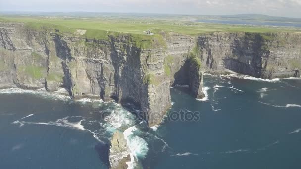 Birds eye aerial view from The Cliffs of Moher in County Clare, Ireland (en inglés). Epic Irish Landscape Seascape along the wild atlantic way. Hermoso paisaje rural en Irlanda . — Vídeos de Stock