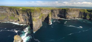 Dünya ünlü kuşlar Moher kayalıklarla County Clare, İrlanda Hava dron görünümü göz. Güzel İrlandalı kırsal manzara vahşi Atlantik yolu yolu üzerinde.