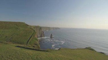 Hava İrlanda kırsal turizm cazibe County Clare. Moher kayalıklarla ve castle İrlanda. Epik İrlandalı manzara vahşi Atlantik yol boyunca. Güzel manzaralı İrlandalı doğa. Düz video