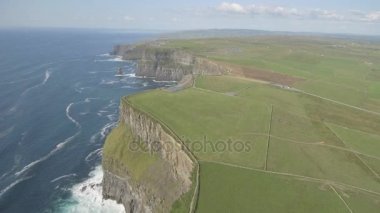Hava İrlanda kırsal turizm cazibe County Clare. Moher kayalıklarla ve castle İrlanda. Epik İrlandalı manzara vahşi Atlantik yol boyunca. Güzel manzaralı İrlandalı doğa. Düz video