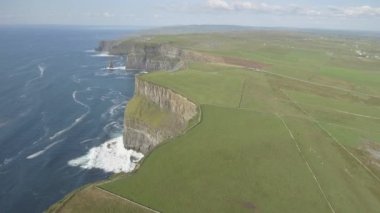 Hava İrlanda kırsal turizm cazibe County Clare. Moher kayalıklarla ve castle İrlanda. Epik İrlandalı manzara vahşi Atlantik yol boyunca. Güzel manzaralı İrlandalı doğa. Düz video
