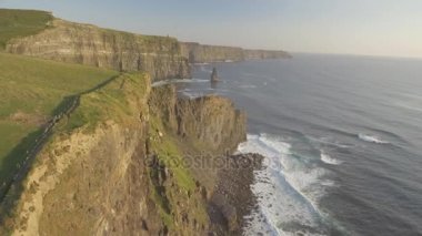 Hava İrlanda kırsal turizm cazibe County Clare. Moher kayalıklarla ve castle İrlanda. Epik İrlandalı manzara vahşi Atlantik yol boyunca. Güzel manzaralı İrlandalı doğa. Düz video
