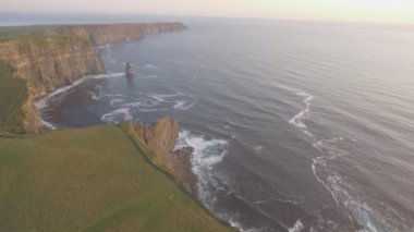 Hava İrlanda kırsal turizm cazibe County Clare. Moher kayalıklarla ve castle İrlanda. Epik İrlandalı manzara vahşi Atlantik yol boyunca. Güzel manzaralı İrlandalı doğa. Düz video