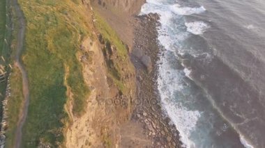 Hava İrlanda kırsal turizm cazibe County Clare. Moher kayalıklarla ve castle İrlanda. Epik İrlandalı manzara vahşi Atlantik yol boyunca. Güzel manzaralı İrlandalı doğa. Düz video