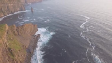 Hava İrlanda kırsal turizm cazibe County Clare. Moher kayalıklarla ve castle İrlanda. Epik İrlandalı manzara vahşi Atlantik yol boyunca. Güzel manzaralı İrlandalı doğa. Düz video