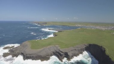 Havadan görünümü döngü kafa Yarımadası Batı Clare, İrlanda için. Kilkee Beach County Clare, İrlanda. Ünlü plaj ve manzara vahşi Atlantik yolda. Epik hava manzara manzara İrlanda'dan. Düz video