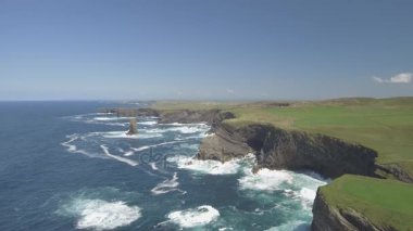Havadan görünümü döngü kafa Yarımadası Batı Clare, İrlanda için. Kilkee Beach County Clare, İrlanda. Ünlü plaj ve manzara vahşi Atlantik yolda. Epik hava manzara manzara İrlanda'dan. Düz video