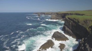 Havadan görünümü döngü kafa Yarımadası Batı Clare, İrlanda için. Kilkee Beach County Clare, İrlanda. Ünlü plaj ve manzara vahşi Atlantik yolda. Epik hava manzara manzara İrlanda'dan. Düz video