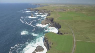Havadan görünümü döngü kafa Yarımadası Batı Clare, İrlanda için. Kilkee Beach County Clare, İrlanda. Ünlü plaj ve manzara vahşi Atlantik yolda. Epik hava manzara manzara İrlanda'dan. Düz video