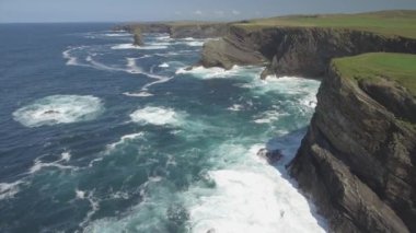 Havadan görünümü döngü kafa Yarımadası Batı Clare, İrlanda için. Kilkee Beach County Clare, İrlanda. Ünlü plaj ve manzara vahşi Atlantik yolda. Epik hava manzara manzara İrlanda'dan. Düz video