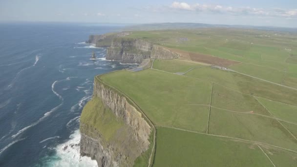 Aerial Ireland countryside tourist attraction in County Clare. The Cliffs of Moher and castle Ireland. Epic Irish Landscape along the wild atlantic way. Beautiful scenic irish nature . Flat video — Stock Video