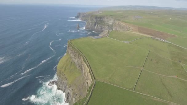 空中アイルランドの田舎のクレアでの観光。モハーの断崖とアイルランドの城。野生の大西洋の道に沿って壮大なアイルランドの風景。アイルランドの風光明媚な美しい自然。フラット ビデオ — ストック動画