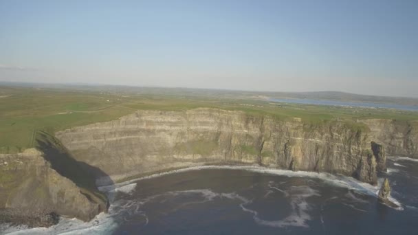 Irlanda aérea atração turística rural no Condado de Clare. Os penhascos de Moher e o castelo da Irlanda. Paisagem irlandesa épica ao longo do caminho atlântico selvagem. Bela natureza irlandesa cênica. Vídeo plano — Vídeo de Stock