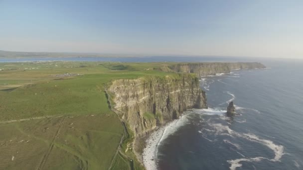 Luchtfoto Ierland platteland toeristische attractie in County Clare. De Cliffs of Moher en het kasteel van Ierland. Epische Ierse landschap langs de wilde Atlantische weg. Mooie schilderachtige Ierse natuur. Platte video — Stockvideo