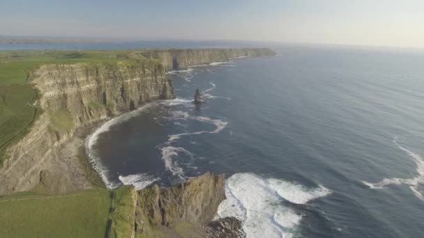 Aerial Irland landsbygden turistattraktion i County Clare. De Cliffs of Moher och castle Irland. Episka irländska landskapet längs vilda Atlanten vägen. Vackra vackra irländska naturen. Flat video — Stockvideo