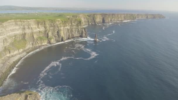 Luchtfoto Ierland platteland toeristische attractie in County Clare. De Cliffs of Moher en het kasteel van Ierland. Epische Ierse landschap langs de wilde Atlantische weg. Mooie schilderachtige Ierse natuur. Platte video — Stockvideo