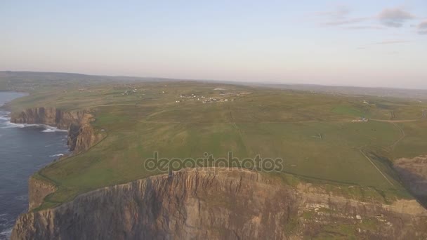Aerial Ireland countryside tourist attraction in County Clare. The Cliffs of Moher and castle Ireland. Epic Irish Landscape along the wild atlantic way. Beautiful scenic irish nature . Flat video — Stock Video