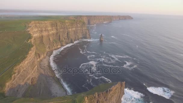 空中爱尔兰乡村旅游胜地在克莱尔郡。莫赫悬崖和爱尔兰的城堡。史诗般的爱尔兰景观，野生大西洋路上。美丽风景秀丽的爱尔兰自然。平的视频 — 图库视频影像