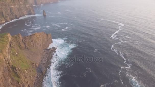 Aerea Irlanda campagna attrazione turistica nella contea di Clare. Le scogliere di Moher e il castello d'Irlanda. Paesaggio epico irlandese lungo la selvaggia via atlantica. Bella scenica natura irlandese. Video piatto — Video Stock