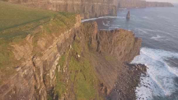 Atracción turística rural aérea de Irlanda en el condado de Clare. Los acantilados de Moher y el castillo de Irlanda. Paisaje irlandés épico a lo largo de la ruta atlántica salvaje. Hermosa naturaleza irlandesa escénica. Vídeo plano — Vídeos de Stock