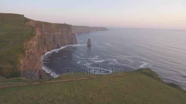 Aerea Irlanda campagna attrazione turistica nella contea di Clare. Le scogliere di Moher e il castello d'Irlanda. Paesaggio epico irlandese lungo la selvaggia via atlantica. Bella scenica natura irlandese. Video piatto — Video Stock