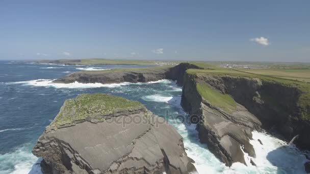 Vue Aérienne De La Péninsule De Loop Head à West Clare, Irlande. Kilkee Beach County Clare, Irlande. Plage et paysage célèbres sur la route atlantique sauvage. Paysage aérien épique d'Irlande. Vidéo plate — Video