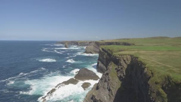 Vista aerea Loop Head Peninsula a West Clare, Irlanda. Kilkee Beach County Clare, Irlanda. Famosa spiaggia e paesaggio sulla selvaggia via atlantica. Paesaggio aereo epico dall'Irlanda. Video piatto — Video Stock