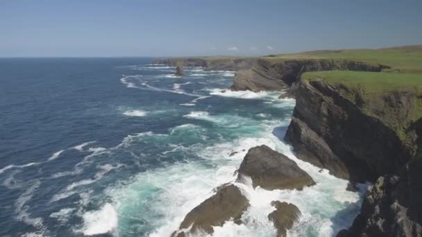 Aerial View Loop Head Peninsula in West Clare, Ireland. Kilkee Beach County Clare, Ireland. Famous beach and landscape on the wild atlantic way. Epic Aerial scenery landscape from Ireland. Flat video — Stock Video