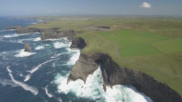 Εναέρια άποψη βρόχο κεφάλι χερσόνησο στο Clare δυτικά της Ιρλανδίας. Kilkee Beach County Clare, Ιρλανδία. Διάσημη παραλία και τοπίο στην άγρια Ατλαντικού τρόπος. Επική εναέρια τοπίο τοπίο από την Ιρλανδία. Επίπεδη βίντεο — Αρχείο Βίντεο