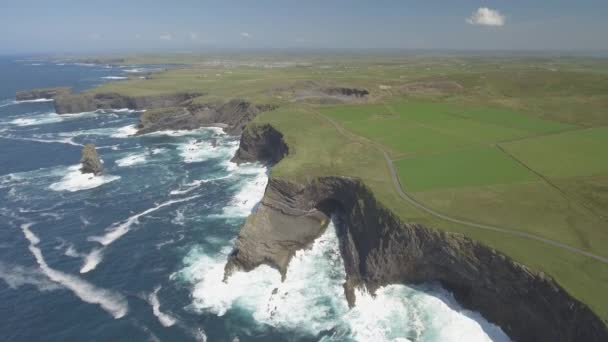 Havadan görünümü döngü kafa Yarımadası Batı Clare, İrlanda için. Kilkee Beach County Clare, İrlanda. Ünlü plaj ve manzara vahşi Atlantik yolda. Epik hava manzara manzara İrlanda'dan. Düz video — Stok video